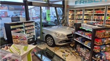 In Wilhelmshaven ist eine 65-Jährige mit ihrem Auto in den Verkaufsraum einer Tankstelle gefahren.