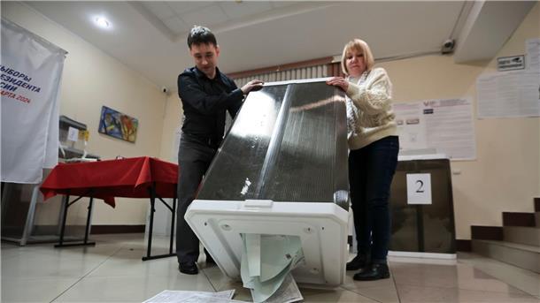 Russlands Wahlkommission spricht Putin Rekordergebnis zu In Wladiwostok werden die Stimmzettel ausgezählt.