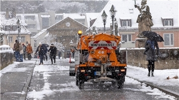 In Würzburg ist der Winterdienst im Einsatz.