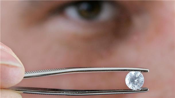 In zwei Bundesländern ist es erlaubt, einen Teil der Totenasche zu einem Diamanten zu verarbeiten. (Archivbild)