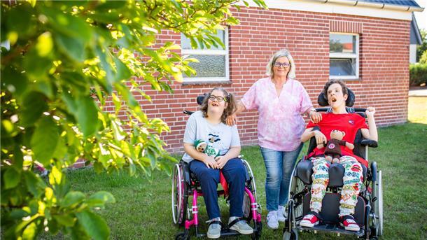 Ina Dinkeldein pflegt ihre beiden Töchter Nuria (20, links) und Shari (26) in Wanna.