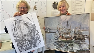 Ina Korter (links) und Ursel Koop vom „Gezeiten“-Arbeitskreis präsentieren zwei der Schätze aus der Sammlung des Museums: eine Federzeichnung von Friedrich Claus und ein Gemälde von Hartmut van Riesen.