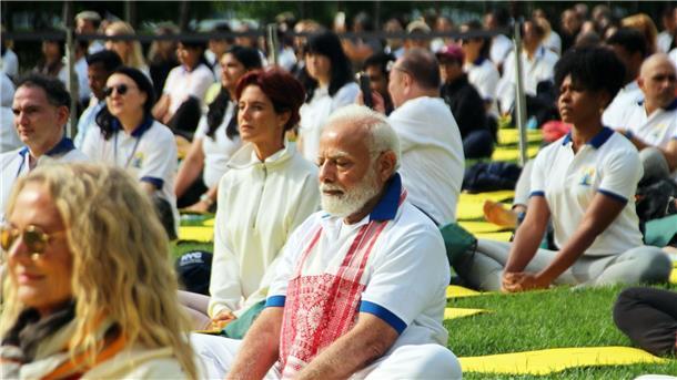 Indiens Premier macht bei UN mit Hunderten Menschen Yoga Indiens Premier Narendra Modi nimmt in New York an einem Yoga-Kurs teil.