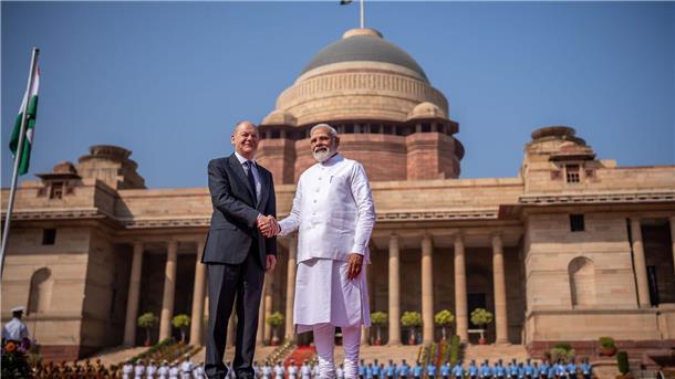 Scholz verurteilt Moskau - Modi wirbt für Friedensbemühungen Indiens Premierminister Narendra Modi empfängt Bundeskanzler Olaf Scholz (SPD) mit militärischen Ehren.