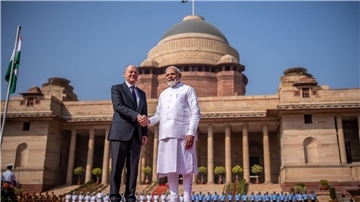 Indiens Premierminister Narendra Modi empfängt Bundeskanzler Olaf Scholz (SPD) mit militärischen Ehren.