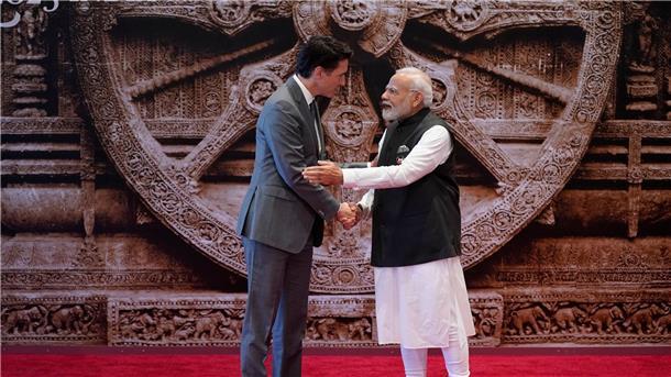 Indiens Premierminister Narendra Modi (r) begrüßt seinen kanadischen Amtskollegen Justin Trudeau anlässlich des G20-Gipfels in Neu Delhi.