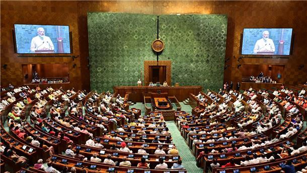 Indiens Premierminister Narendra Modi spricht im Parlament in Neu Delhi.
