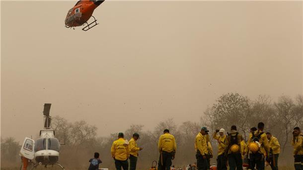 Indigene Feuerwehrleute warten auf ihren nächsten Einsatz.