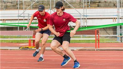 Pinguins kommen ins Schwitzen: Das Sommertraining läuft Zwei Sportler laufen gegen den Zug eines Gummibandes an. Die Pinguins-Spieler Rayan Bettahar (v. l.) und Leon Hungerecker beim Sommertraining.