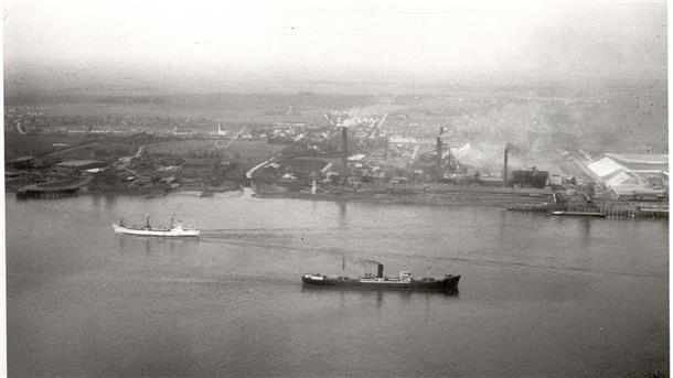 Historische Fotografien: In Nordenham schlägt das wirtschaftliche Herz am Wasser Industrie an der Weser: die Hütten von Osten gesehen.