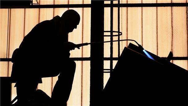 Deutschland im Abschwung: Institute senken Prognose Industrie und privater Konsum erholen sich langsamer als erwartet - Wirtschaftsforscher rechnen damit, dass die deutsche Wirtschaft in diesem Jahr schrumpft.