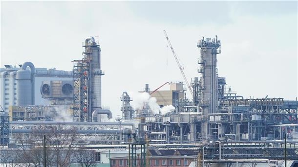 Umsatz in Chemiebranche sinkt Industrieanlagen stehen auf dem Werksgelände des Chemiekonzerns BASF: Der Umsatz der Branche dürfte 2024 fallen.