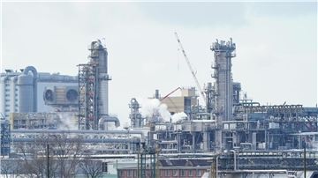 Umsatz in Chemiebranche sinkt Industrieanlagen stehen auf dem Werksgelände des Chemiekonzerns BASF: Der Umsatz der Branche dürfte 2024 fallen.
