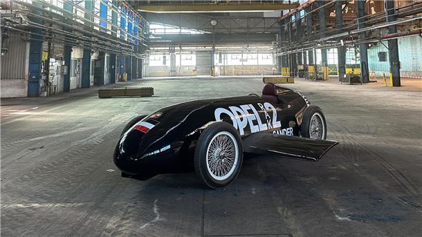 Industriekultur: Den Nachbau des RAK 2 präsentiert Opel hier in einer verlassenen Halle auf dem Werksgelände in Rüsselsheim.