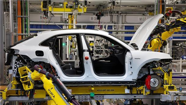 Rund 100.000 E-Autos stehen in Deutschland auf Halde Industrieroboter arbeiten an einem vollelektrischen Porsche Macan.