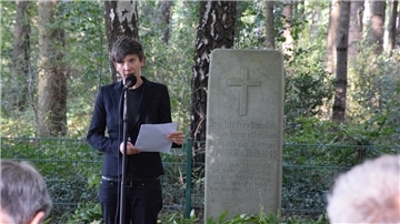 Ines Dirolf, stellvertretende Leiterin der Gedenkstätte Lager Sandbostel, auf der Kriegsgräberstätte Parnewinkel: "Der Überfall auf Polen vor 83 Jahren ist eng mit der Geschichte dieses Ortes und der von Sandbostel verwoben."