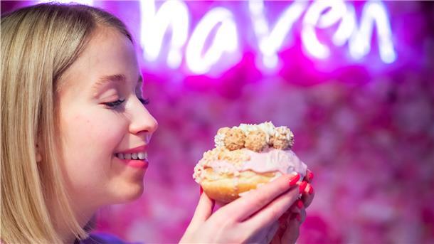 Influencerin Justine Schrader hat mit viel Disziplin abgenommen. Aber Donuts liebt sie immer noch. Wie schafft sie es, trotz der Kalorien-Bomben schlank zu bleiben?