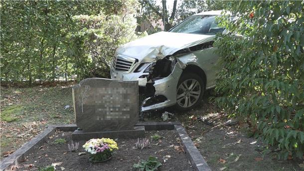 Auto erfasst Kind auf Fahrrad - und gerät auf Friedhof Infolge eines Ausweichmanövers durchbrach das Auto die Hecke eines Friedhofs.