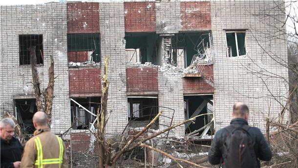 Infolge eines russischen Raketenangriffs auf einen Kindergarten und eine Hochschule sind in der ukrainischen Großstadt Dnipro mehrere Menschen, darunter auch Kinder, verletzt worden.