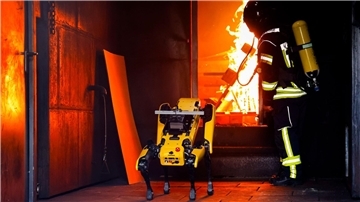 Informatiker wollen Roboter „Byte“ den Umgang mit Flammen beibringen. 