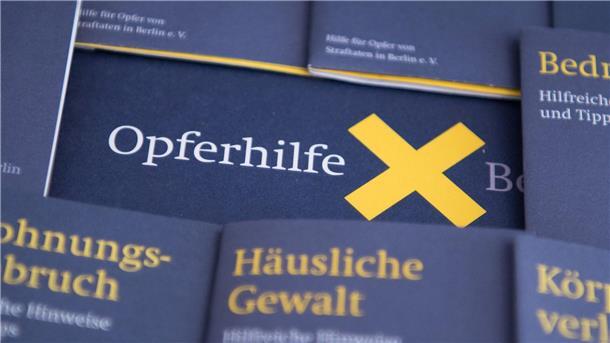 Informationsmaterial des Vereins Opferhilfe liegt auf einem Tisch.