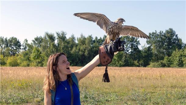 „Mein Falke“: Bedenkt, dass Ihr sterblich seid Inga (Anne Ratte-Polle) übt im Freien mit ihrem Falken Giovanni im TV-Drama „Mein Falke“.