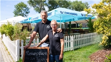 Inga und Sascha Semrau haben sich mit ihrem Cateringservice in Misselwarden auf Veranstaltungen spezialisiert. Weil fast alle Aufträge coronabedingt weggebrochen sind, haben sie kurzerhand einen Biergarten auf ihrem Privatgrundstück eröffnet.