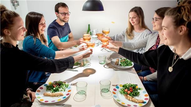 Inga (von links) sitzt mit Magali, Philipp, Miriam, Rafaela und Tereza zum "Running Dinner" am Essen.
