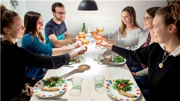 Inga (von links) sitzt mit Magali, Philipp, Miriam, Rafaela und Tereza zum "Running Dinner" am Essen.