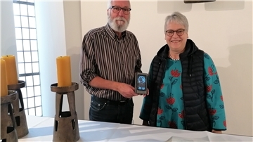 Ingbert Plewka (stellvertretender Vorsitzender des amtierenden Kirchenrates) und Pastorin Heike Boelmann-Derra haben einen Blick auf die Temperaturen und die Luftfeuchtigkeit in der Martin-Luther-Kirche.