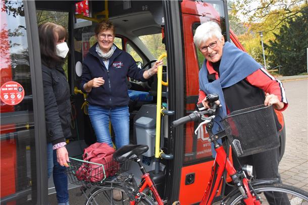 Das Foto zeigt Inge Müller und Karin Neblung mit einem Fahrgast. 