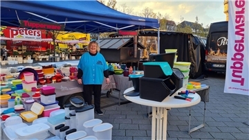 Frau vor Tupperwaren auf dem Markt