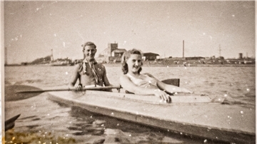 Zwei Personen im Kanu auf der Weser, historisches Foto.