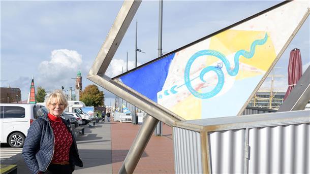 Künstlerin schämt sich für Verfall in Bremerhaven und möchte handeln Eine Frau steht neben einem Kunstwerk: Ingelore Kreienborg vor ihren Kunstwerken im Neuen Hafen.