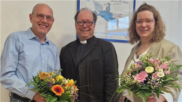 Ingmar Hammann (Mitte, Vorsitzender des Vorstands des Diakonischen Werkes Wesermarsch) verabschiedete die bisherige Geschäftsführerin Marie Bücking und dankte Dieter Poppe, der kommissarisch die Leitung des Diakonischen Werkes in der Wesermarsch übernimmt.