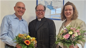 Ingmar Hammann (Mitte, Vorsitzender des Vorstands des Diakonischen Werkes Wesermarsch) verabschiedete die bisherige Geschäftsführerin Marie Bücking und dankte Dieter Poppe, der kommissarisch die Leitung des Diakonischen Werkes in der Wesermarsch übernimmt.