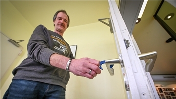 Ingo Caßel fertigt per 3D-Drucker Aufsätze für Türklinken. So kann man Türen öffnen, ohne sie zu berühren.