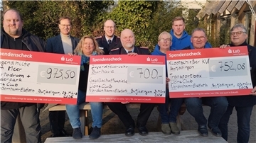 Eine Gruppe von Menschen hält drei Spendenschecks in die Höhe. Der Lions-Club Nordenham/Elsfleth hat das Geld aus der Adventskalender-Aktion an drei Organisationen gespendet.