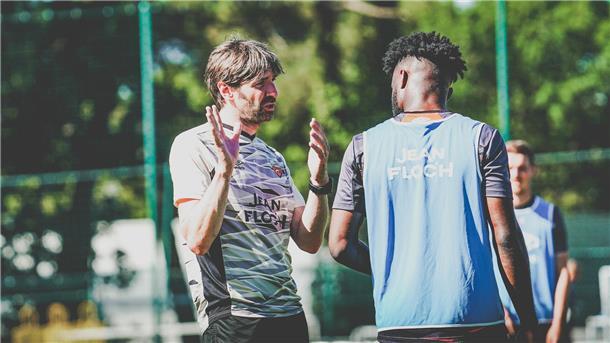 Ingo Goetze (links) aus Bremerhaven arbeitet seit Sommer 2022 im Trainerteam des französischen Erstligisten FC Lorient. Der Vertrag des Bretagne-Fans läuft noch bis 2027.