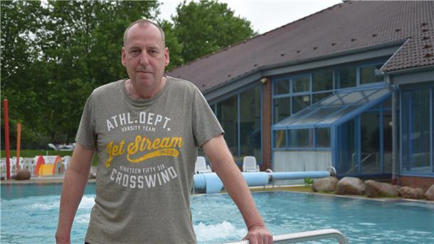 Ingo Wendland, der Betriebsleiter des Störtebeker Freizeitbads, steht am Beckenrand. 