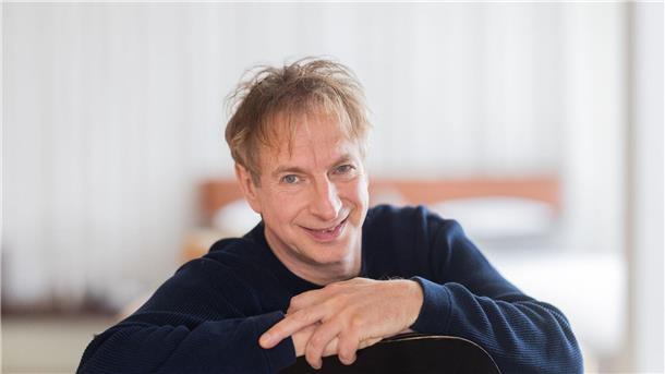 Ingolf Lück hat in der Corona-Zeit Saxofon spielen gelernt Ingolf Lück hat im Keller Saxofon geübt.