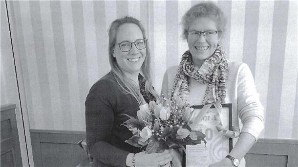 Ingrid Mahnken (rechts, Beauftragte für Kinder- und Jugendarbeit) freut sich über die Ehrung aus der Hand von Miriam Knoblauch (Erste Vorsitzende des KCV).