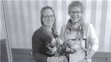 Ingrid Mahnken (rechts, Beauftragte für Kinder- und Jugendarbeit) freut sich über die Ehrung aus der Hand von Miriam Knoblauch (Erste Vorsitzende des KCV).