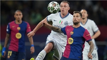 Iñigo Martínez (r) vom FC Barcelona hat eine Spuckattacke nach dem Rückspiel gegen Inter bestritten.