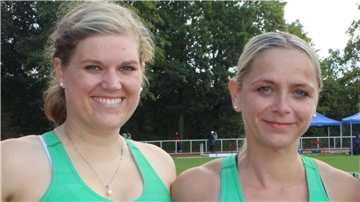 Inken Iversen (links) holte bei den Deutschen Masters im Speerwurf W35 die Bronzemedaille. Sabine Lehmann wurde beim 200 Meter Lauf in der Klasse W45 Sechste.