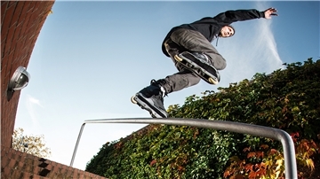 Inlineskater Jo Zenk zeigt sein Können in der Halfpipe. Er möchte mehr Menschen fürs Inlinern begeistern.