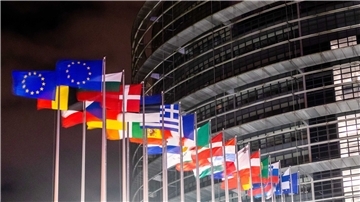 Inmitten der Energiekrise sollen die meisten Mitarbeiterinnen und Mitarbeiter der EU eine merkbare Gehaltserhöhung bekommen.