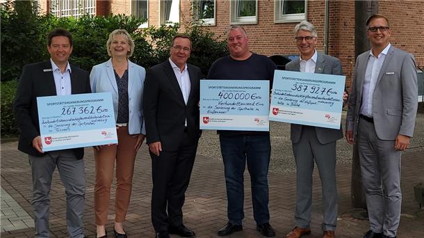 Innen- und Sportminister Boris Pistorius (3. von links) überreichte selbst Fördergeld-Schecks und -Bescheide für Sportstättensanierungen. Es freuten sich Butjadingens Bürgermeister Axel Linneweber, SPD-Landtagsabgeordnete Karin Logemann, der stellvertretende Ovelgönner Bürgermeister Mark Castens, Brakes Bürgermeister Michael Kurz und Landrat Stephan Siefken (von links).