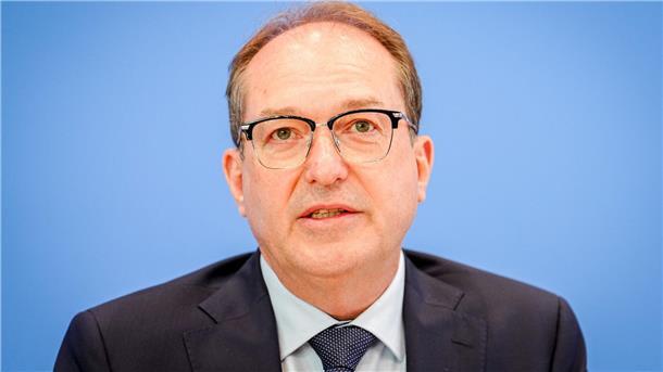 Drohender Koalitionsstreit über Zurückweisungen Innenminister Alexander Dobrindt setzt auf eine höchstrichterliche Klärung vor dem EuGH. (Archivbild)