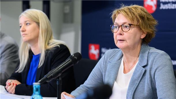 Fallzahlen rund um Clankriminalität sinken in Niedersachsen Innenministerin Behrens (rechts) und Justizministerin Wahlmann (beide SPD) stellten gemeinsam das Lagebild von Polizei und Justiz zur Clankriminalität in Niedersachsen vor.